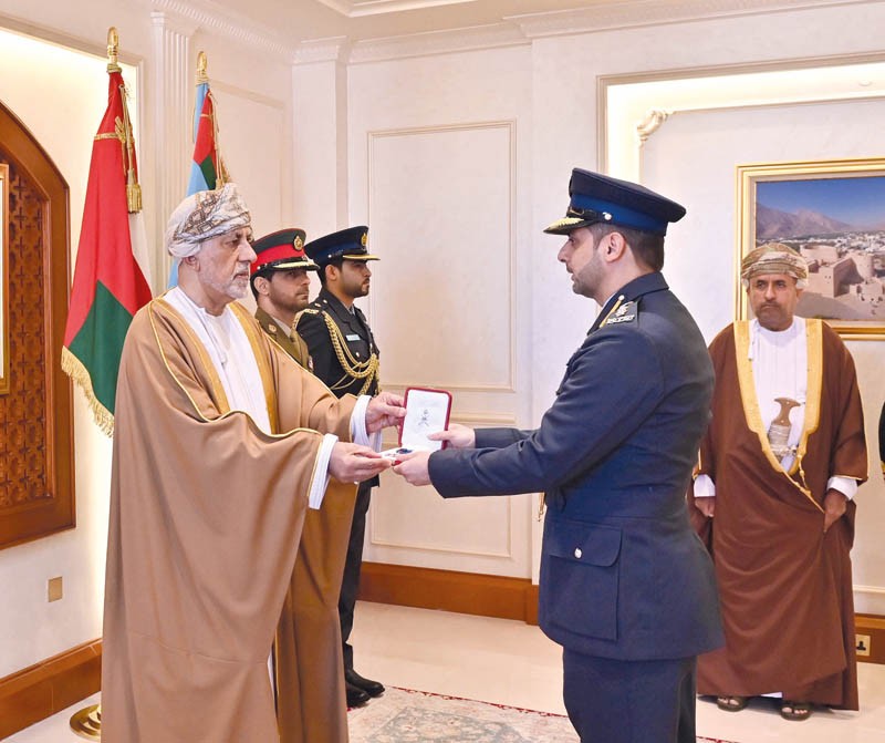 جلالة السلطان يمنح وسام عمان العسكري لعدد من كبار الضباط والإشادة السلطانية لعدد من أصحاب الفضيلة والسعادة