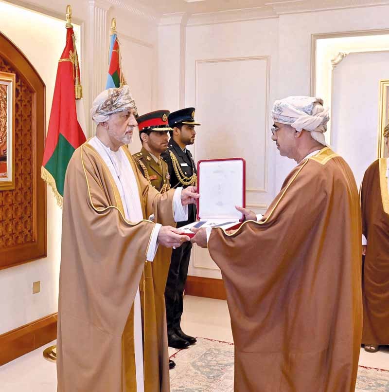 جلالة السلطان يمنح وسام عمان العسكري لعدد من كبار الضباط والإشادة السلطانية لعدد من أصحاب الفضيلة والسعادة
