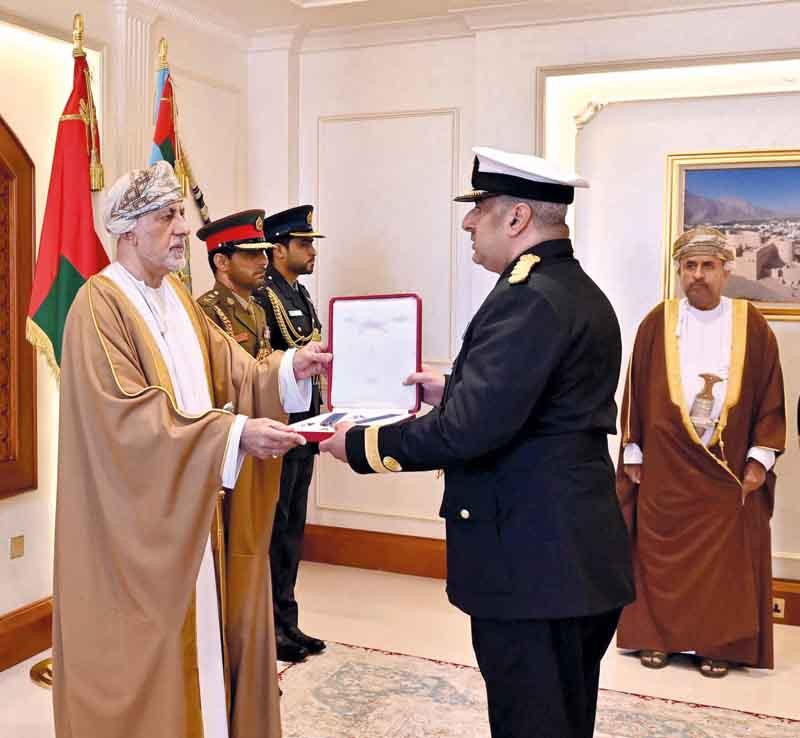 جلالة السلطان يمنح وسام عمان العسكري لعدد من كبار الضباط والإشادة السلطانية لعدد من أصحاب الفضيلة والسعادة