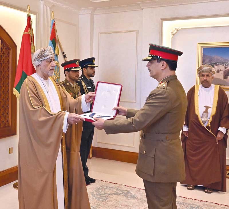 جلالة السلطان يمنح وسام عمان العسكري لعدد من كبار الضباط والإشادة السلطانية لعدد من أصحاب الفضيلة والسعادة