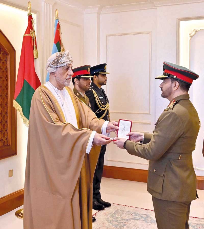 جلالة السلطان يمنح وسام عمان العسكري لعدد من كبار الضباط والإشادة السلطانية لعدد من أصحاب الفضيلة والسعادة