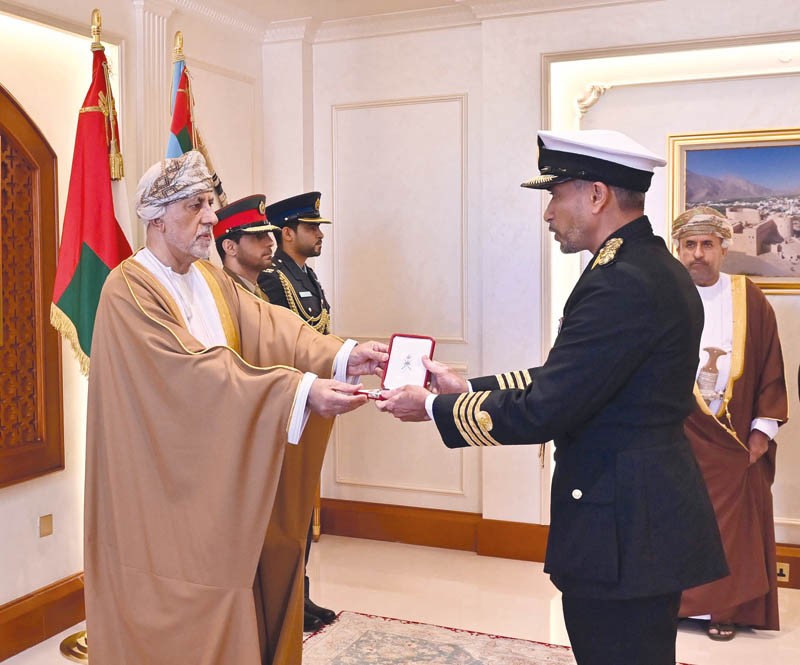 جلالة السلطان يمنح وسام عمان العسكري لعدد من كبار الضباط والإشادة السلطانية لعدد من أصحاب الفضيلة والسعادة