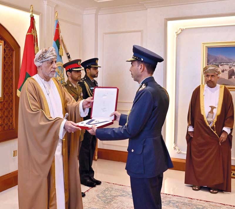 جلالة السلطان يمنح وسام عمان العسكري لعدد من كبار الضباط والإشادة السلطانية لعدد من أصحاب الفضيلة والسعادة