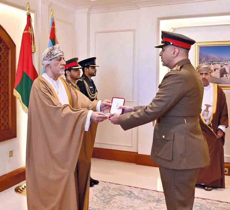 جلالة السلطان يمنح وسام عمان العسكري لعدد من كبار الضباط والإشادة السلطانية لعدد من أصحاب الفضيلة والسعادة