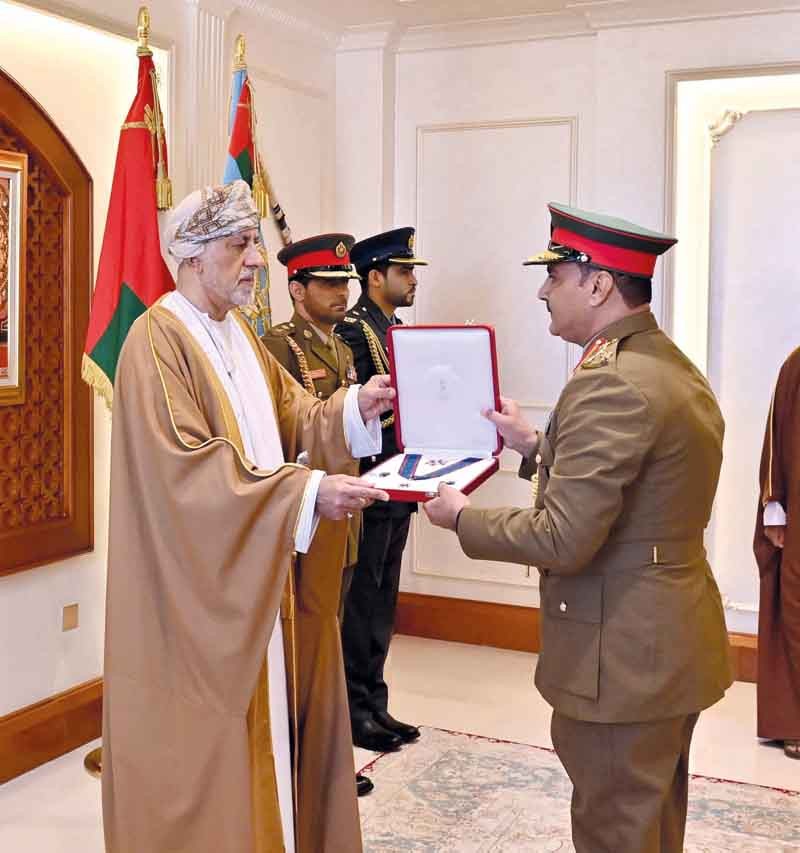جلالة السلطان يمنح وسام عمان العسكري لعدد من كبار الضباط والإشادة السلطانية لعدد من أصحاب الفضيلة والسعادة