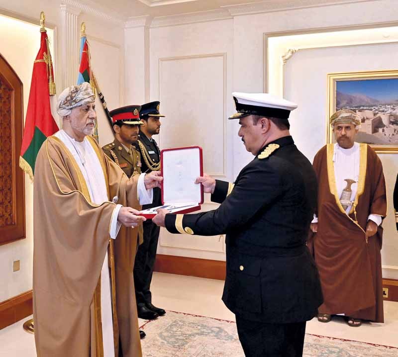 جلالة السلطان يمنح وسام عمان العسكري لعدد من كبار الضباط والإشادة السلطانية لعدد من أصحاب الفضيلة والسعادة