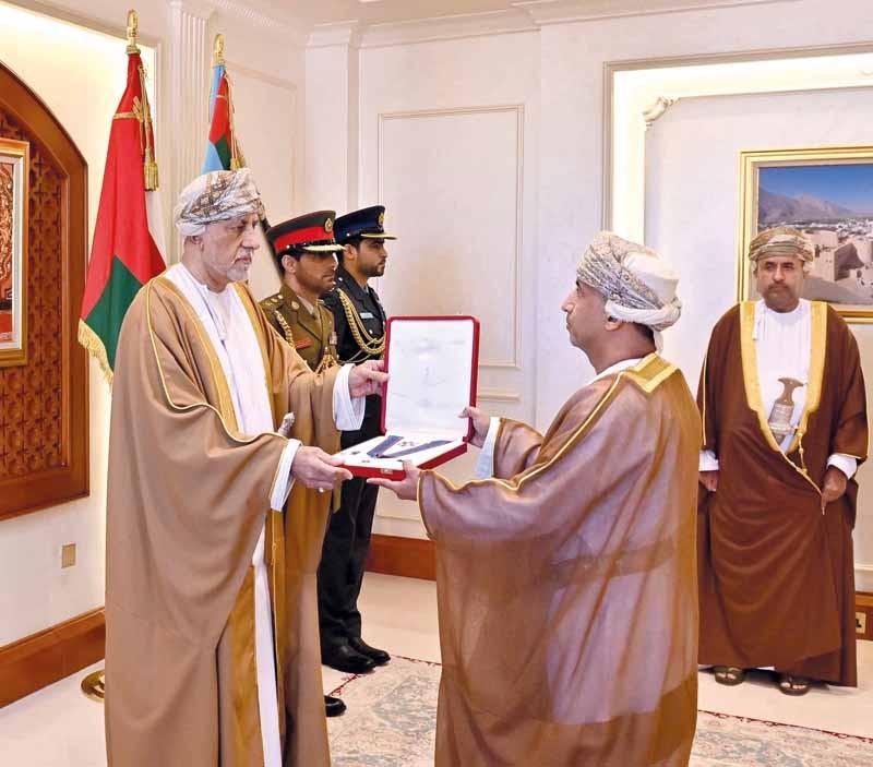 جلالة السلطان يمنح وسام عمان العسكري لعدد من كبار الضباط والإشادة السلطانية لعدد من أصحاب الفضيلة والسعادة