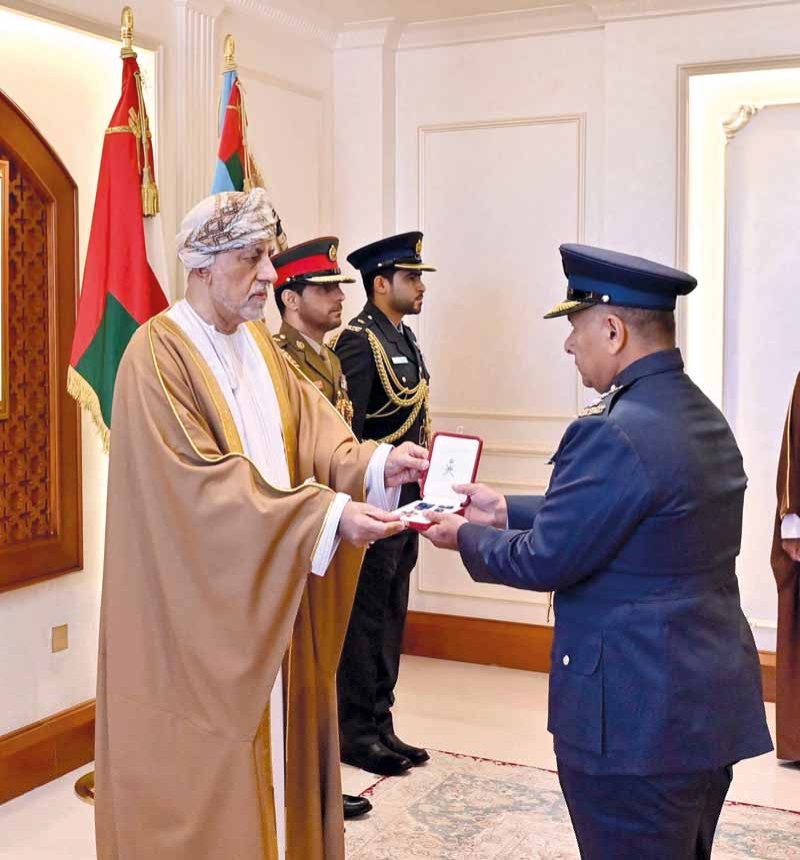 جلالة السلطان يمنح وسام عمان العسكري لعدد من كبار الضباط والإشادة السلطانية لعدد من أصحاب الفضيلة والسعادة
