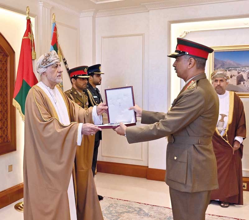 جلالة السلطان يمنح وسام عمان العسكري لعدد من كبار الضباط والإشادة السلطانية لعدد من أصحاب الفضيلة والسعادة
