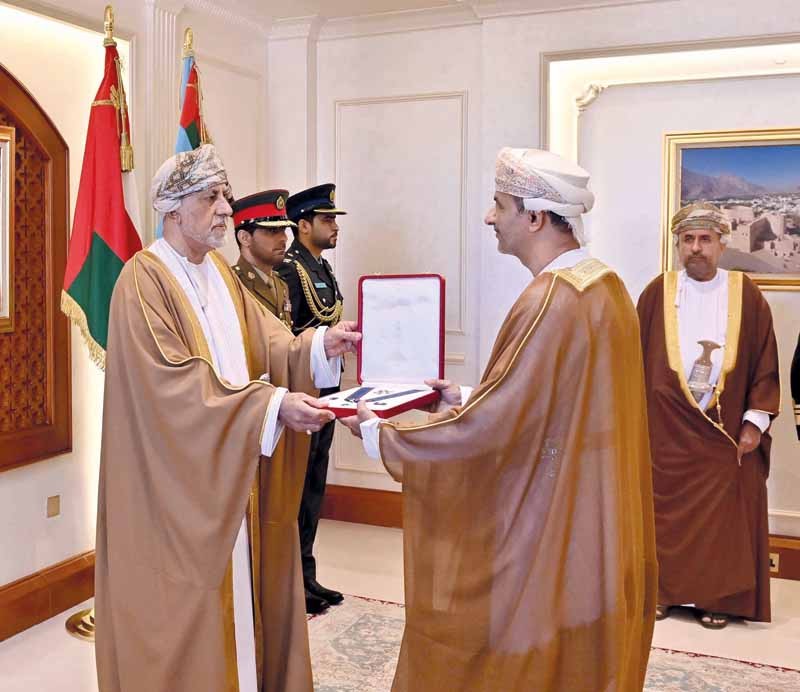 جلالة السلطان يمنح وسام عمان العسكري لعدد من كبار الضباط والإشادة السلطانية لعدد من أصحاب الفضيلة والسعادة