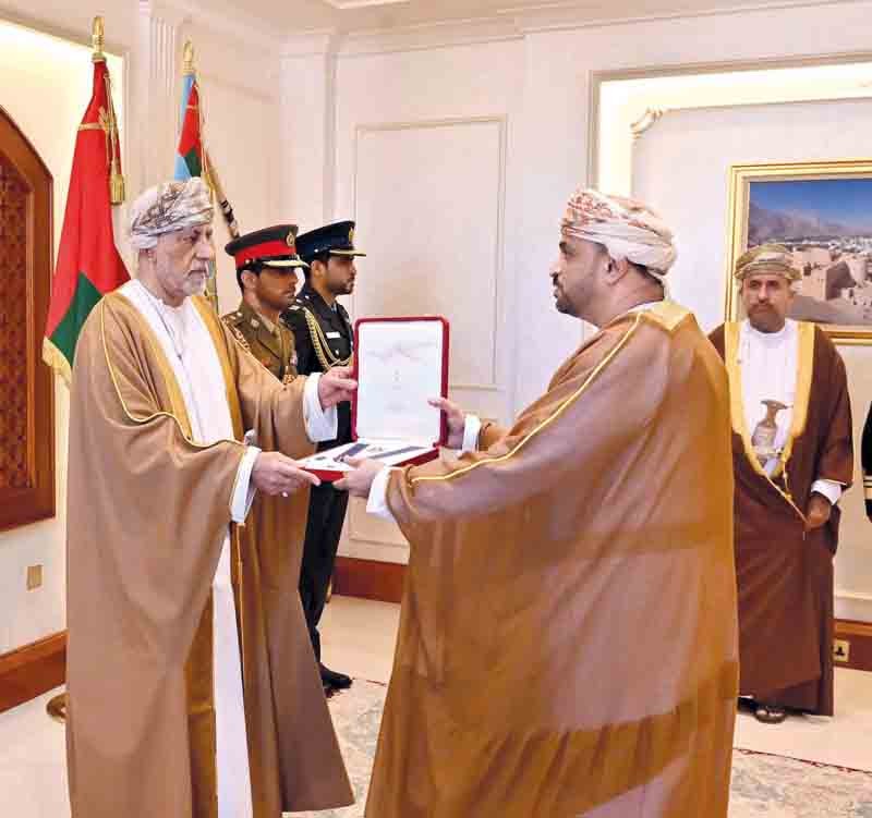 جلالة السلطان يمنح وسام عمان العسكري لعدد من كبار الضباط والإشادة السلطانية لعدد من أصحاب الفضيلة والسعادة