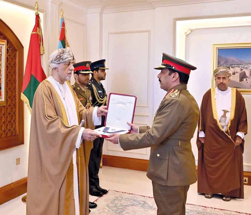 جلالة السلطان يمنح وسام عمان العسكري لعدد من كبار الضباط والإشادة السلطانية لعدد من أصحاب الفضيلة والسعادة