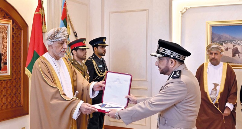 جلالة السلطان يمنح وسام عمان العسكري لعدد من كبار الضباط والإشادة السلطانية لعدد من أصحاب الفضيلة والسعادة