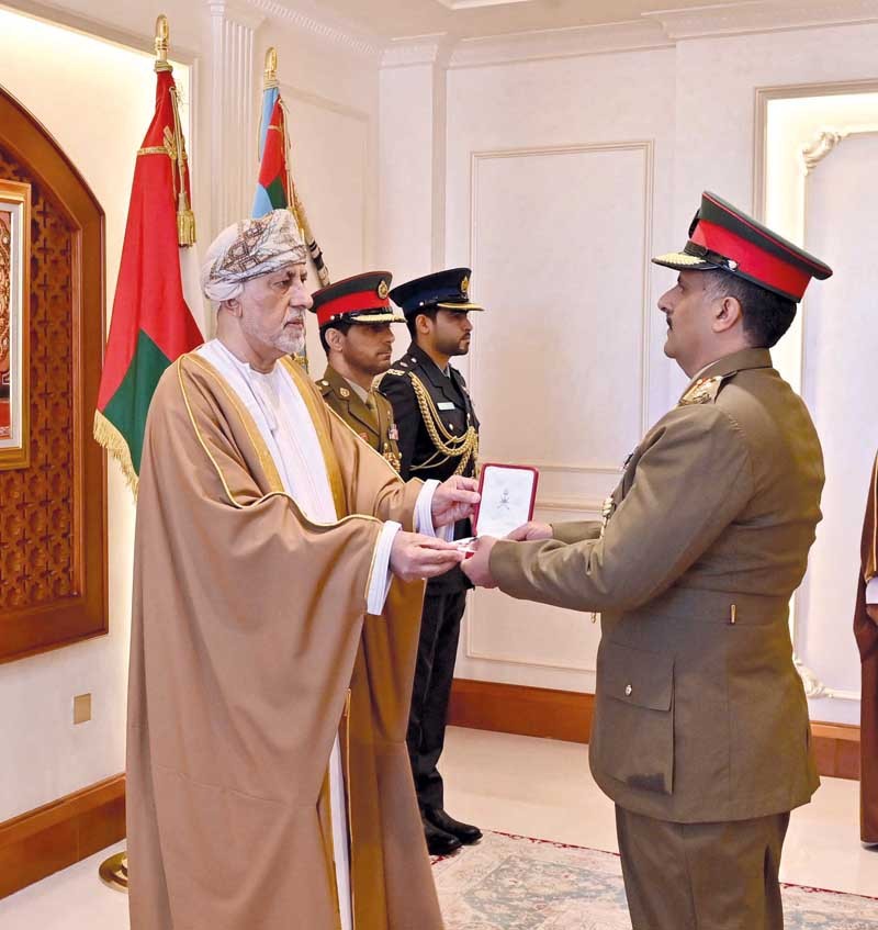 جلالة السلطان يمنح وسام عمان العسكري لعدد من كبار الضباط والإشادة السلطانية لعدد من أصحاب الفضيلة والسعادة