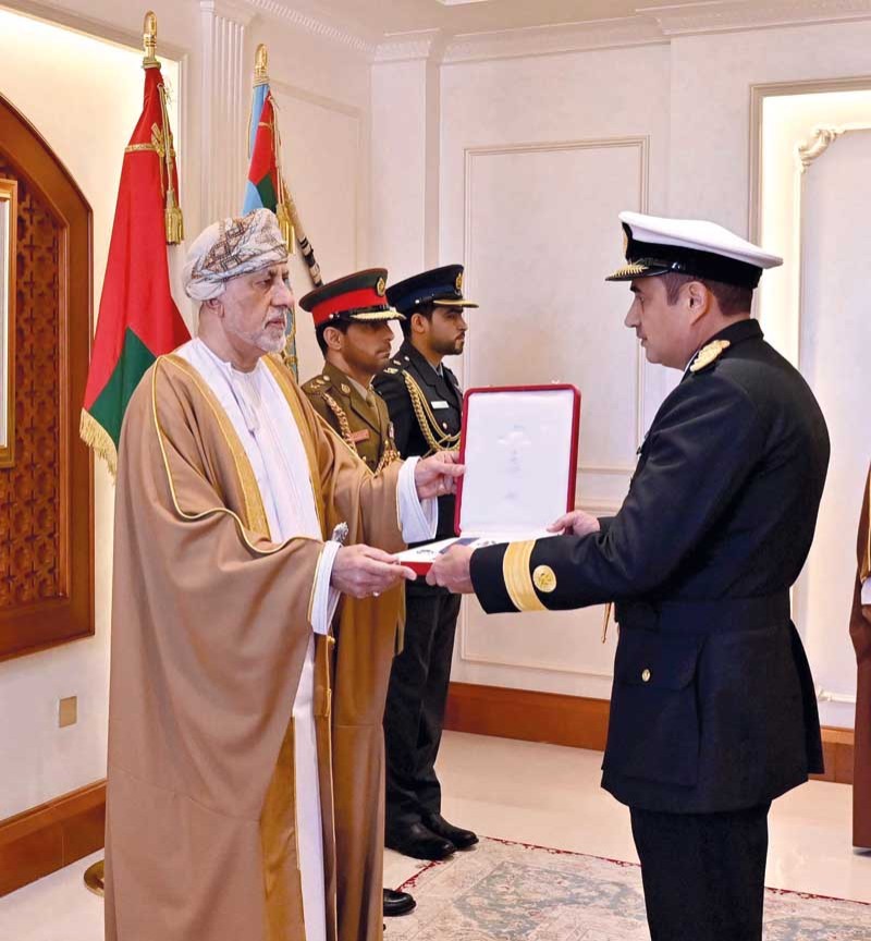 جلالة السلطان يمنح وسام عمان العسكري لعدد من كبار الضباط والإشادة السلطانية لعدد من أصحاب الفضيلة والسعادة