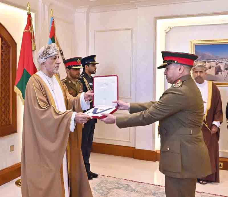 جلالة السلطان يمنح وسام عمان العسكري لعدد من كبار الضباط والإشادة السلطانية لعدد من أصحاب الفضيلة والسعادة