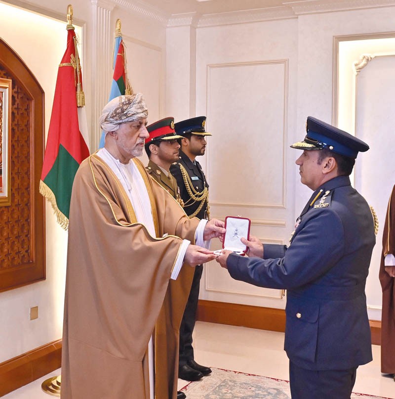 جلالة السلطان يمنح وسام عمان العسكري لعدد من كبار الضباط والإشادة السلطانية لعدد من أصحاب الفضيلة والسعادة