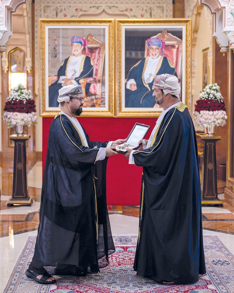 جلالة السلطان يمنح وسام عمان العسكري لعدد من كبار الضباط والإشادة السلطانية لعدد من أصحاب الفضيلة والسعادة