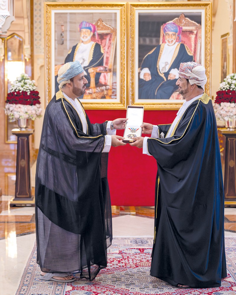 جلالة السلطان يمنح وسام عمان العسكري لعدد من كبار الضباط والإشادة السلطانية لعدد من أصحاب الفضيلة والسعادة