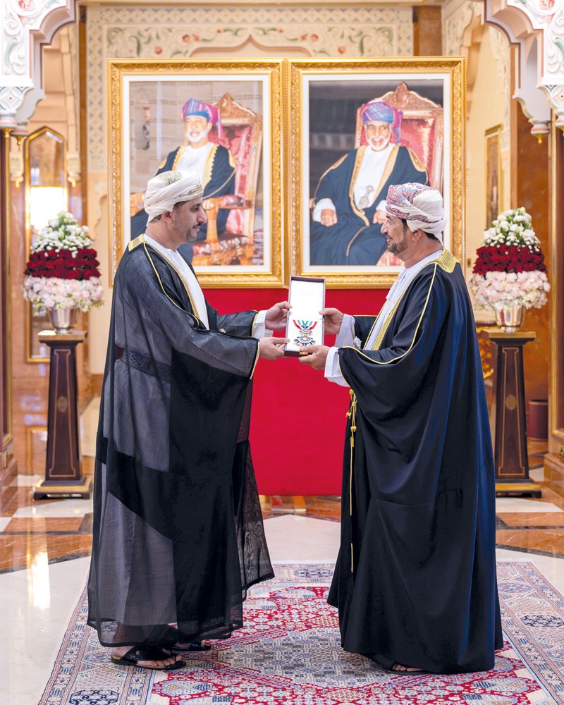 جلالة السلطان يمنح وسام عمان العسكري لعدد من كبار الضباط والإشادة السلطانية لعدد من أصحاب الفضيلة والسعادة