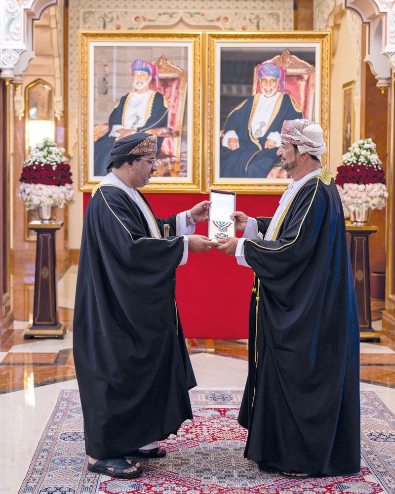 جلالة السلطان يمنح وسام عمان العسكري لعدد من كبار الضباط والإشادة السلطانية لعدد من أصحاب الفضيلة والسعادة