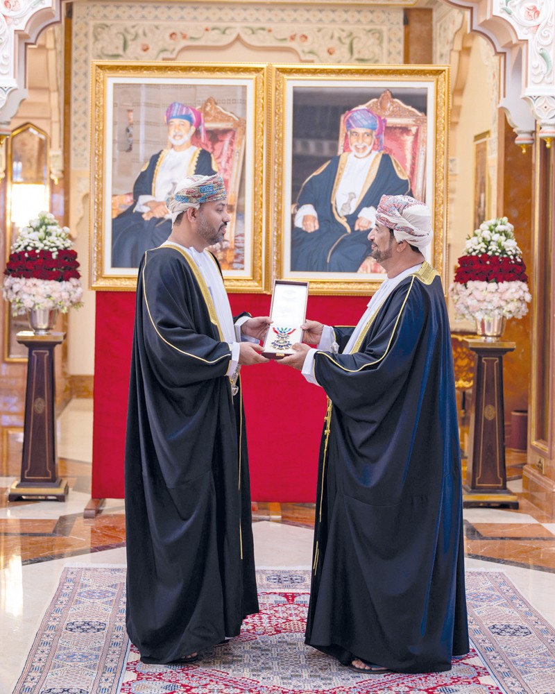 جلالة السلطان يمنح وسام عمان العسكري لعدد من كبار الضباط والإشادة السلطانية لعدد من أصحاب الفضيلة والسعادة