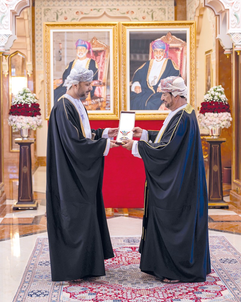 جلالة السلطان يمنح وسام عمان العسكري لعدد من كبار الضباط والإشادة السلطانية لعدد من أصحاب الفضيلة والسعادة