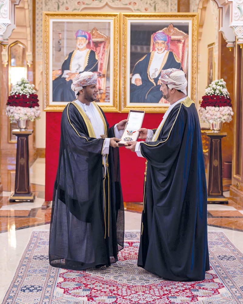جلالة السلطان يمنح وسام عمان العسكري لعدد من كبار الضباط والإشادة السلطانية لعدد من أصحاب الفضيلة والسعادة