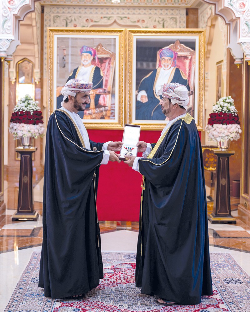 جلالة السلطان يمنح وسام عمان العسكري لعدد من كبار الضباط والإشادة السلطانية لعدد من أصحاب الفضيلة والسعادة
