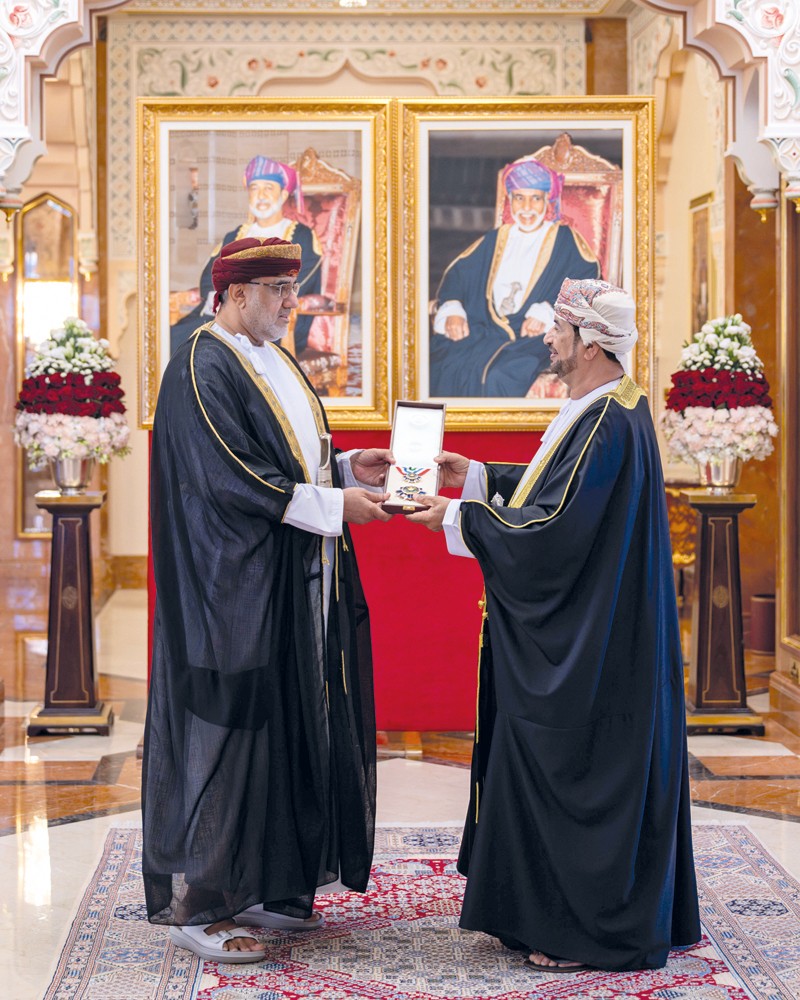 جلالة السلطان يمنح وسام عمان العسكري لعدد من كبار الضباط والإشادة السلطانية لعدد من أصحاب الفضيلة والسعادة