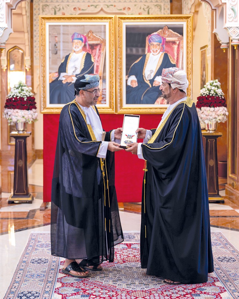 جلالة السلطان يمنح وسام عمان العسكري لعدد من كبار الضباط والإشادة السلطانية لعدد من أصحاب الفضيلة والسعادة