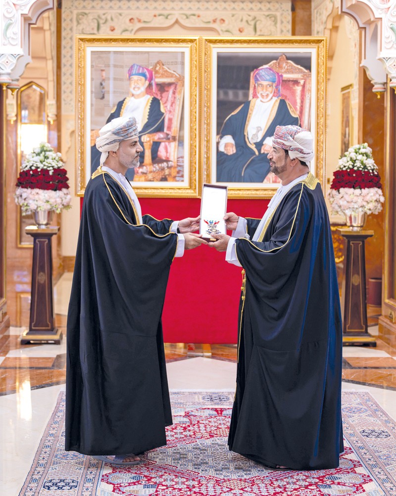 جلالة السلطان يمنح وسام عمان العسكري لعدد من كبار الضباط والإشادة السلطانية لعدد من أصحاب الفضيلة والسعادة