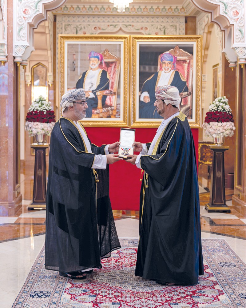 جلالة السلطان يمنح وسام عمان العسكري لعدد من كبار الضباط والإشادة السلطانية لعدد من أصحاب الفضيلة والسعادة