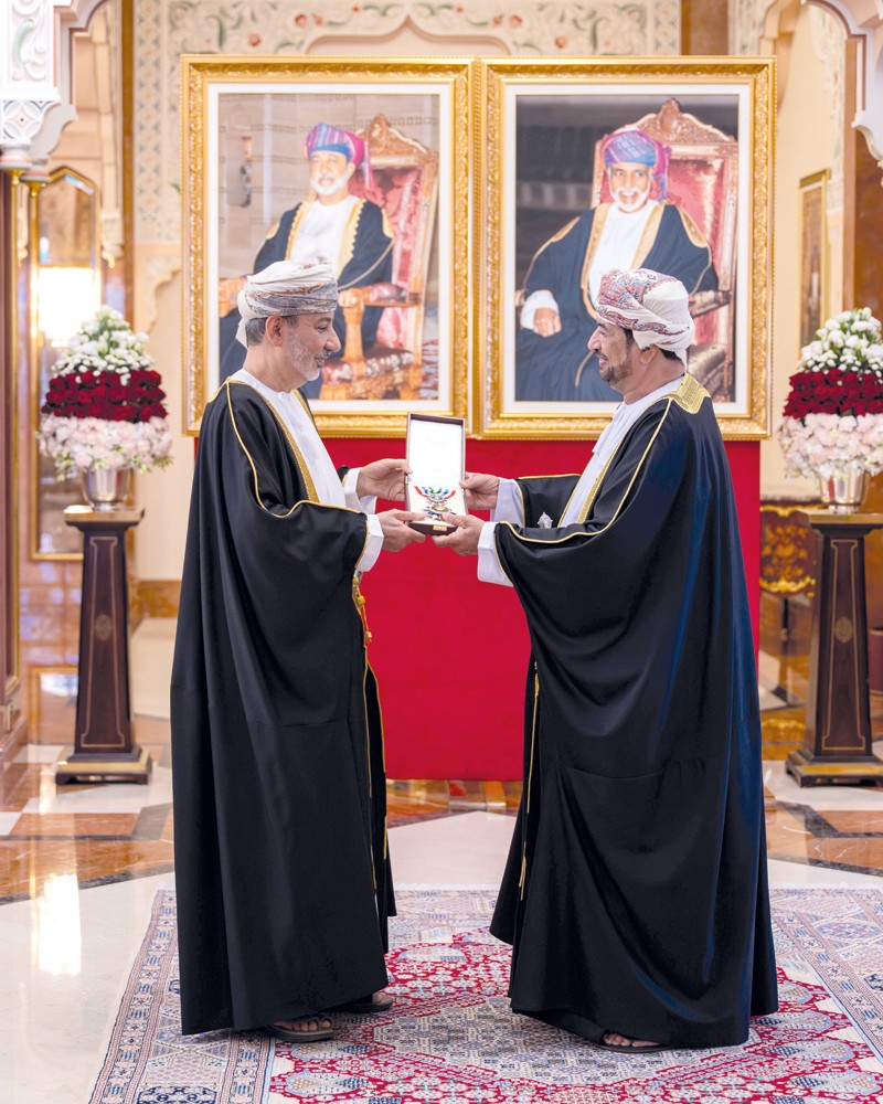 جلالة السلطان يمنح وسام عمان العسكري لعدد من كبار الضباط والإشادة السلطانية لعدد من أصحاب الفضيلة والسعادة