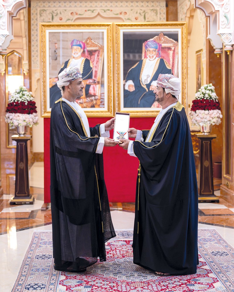 جلالة السلطان يمنح وسام عمان العسكري لعدد من كبار الضباط والإشادة السلطانية لعدد من أصحاب الفضيلة والسعادة