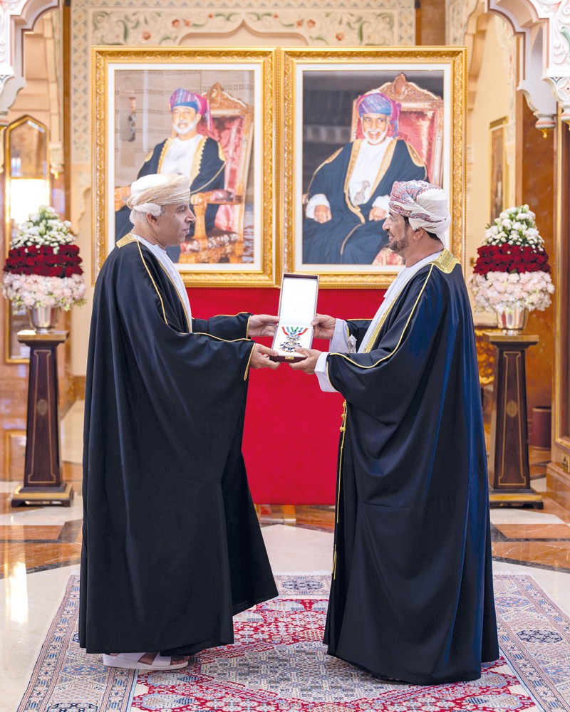 جلالة السلطان يمنح وسام عمان العسكري لعدد من كبار الضباط والإشادة السلطانية لعدد من أصحاب الفضيلة والسعادة