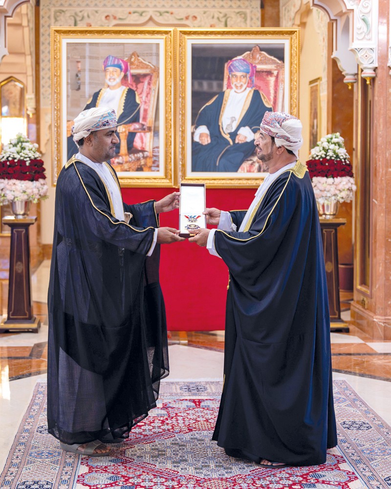 جلالة السلطان يمنح وسام عمان العسكري لعدد من كبار الضباط والإشادة السلطانية لعدد من أصحاب الفضيلة والسعادة