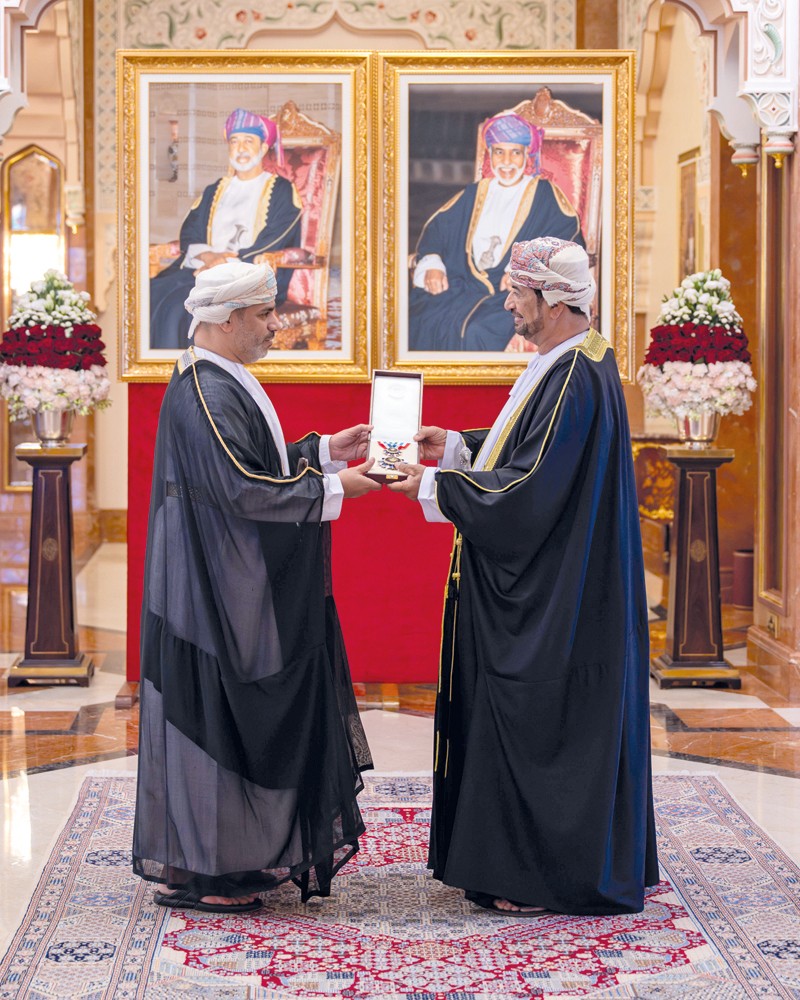 جلالة السلطان يمنح وسام عمان العسكري لعدد من كبار الضباط والإشادة السلطانية لعدد من أصحاب الفضيلة والسعادة