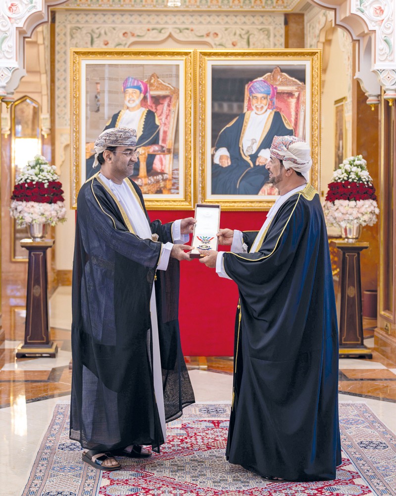 جلالة السلطان يمنح وسام عمان العسكري لعدد من كبار الضباط والإشادة السلطانية لعدد من أصحاب الفضيلة والسعادة