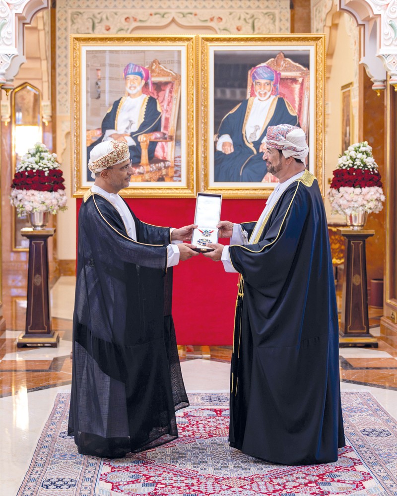 جلالة السلطان يمنح وسام عمان العسكري لعدد من كبار الضباط والإشادة السلطانية لعدد من أصحاب الفضيلة والسعادة