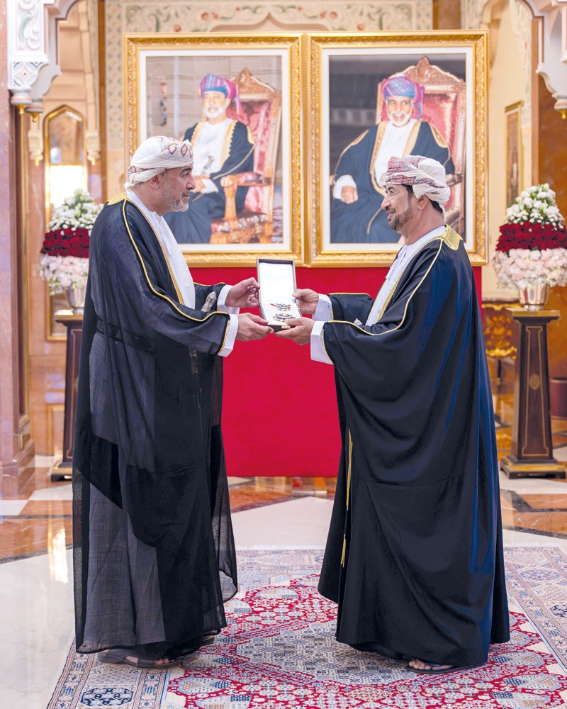 جلالة السلطان يمنح وسام عمان العسكري لعدد من كبار الضباط والإشادة السلطانية لعدد من أصحاب الفضيلة والسعادة