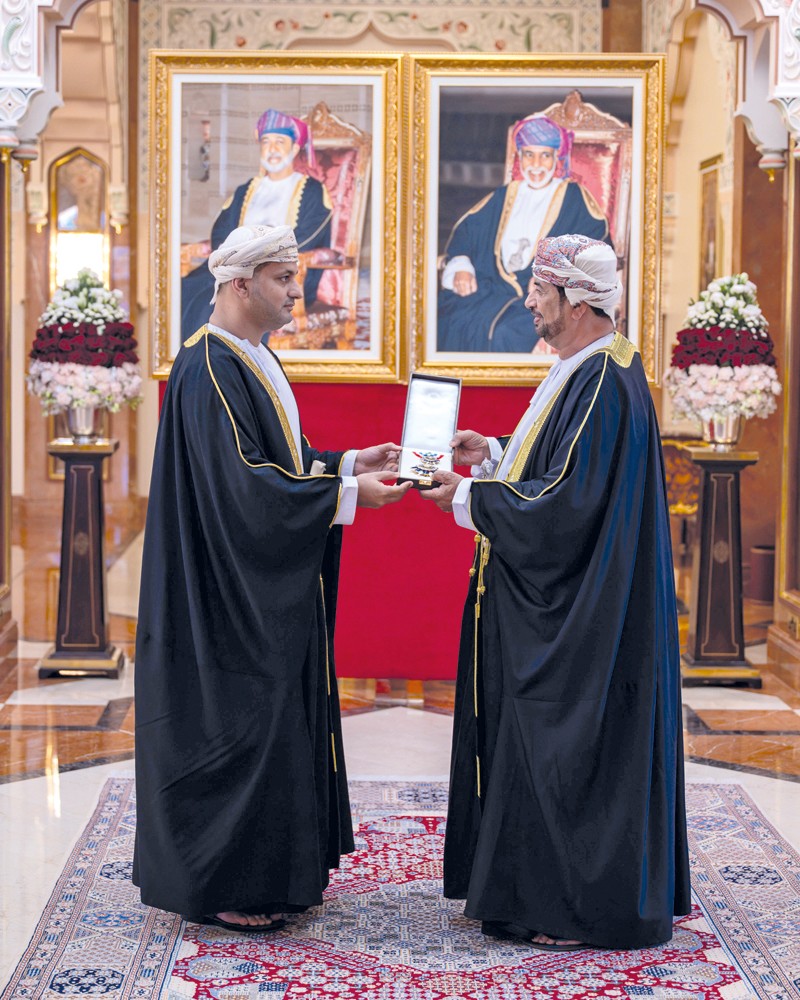 جلالة السلطان يمنح وسام عمان العسكري لعدد من كبار الضباط والإشادة السلطانية لعدد من أصحاب الفضيلة والسعادة