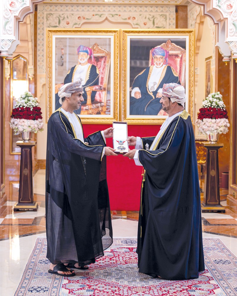 جلالة السلطان يمنح وسام عمان العسكري لعدد من كبار الضباط والإشادة السلطانية لعدد من أصحاب الفضيلة والسعادة