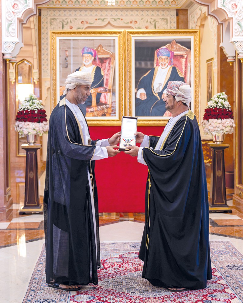 جلالة السلطان يمنح وسام عمان العسكري لعدد من كبار الضباط والإشادة السلطانية لعدد من أصحاب الفضيلة والسعادة