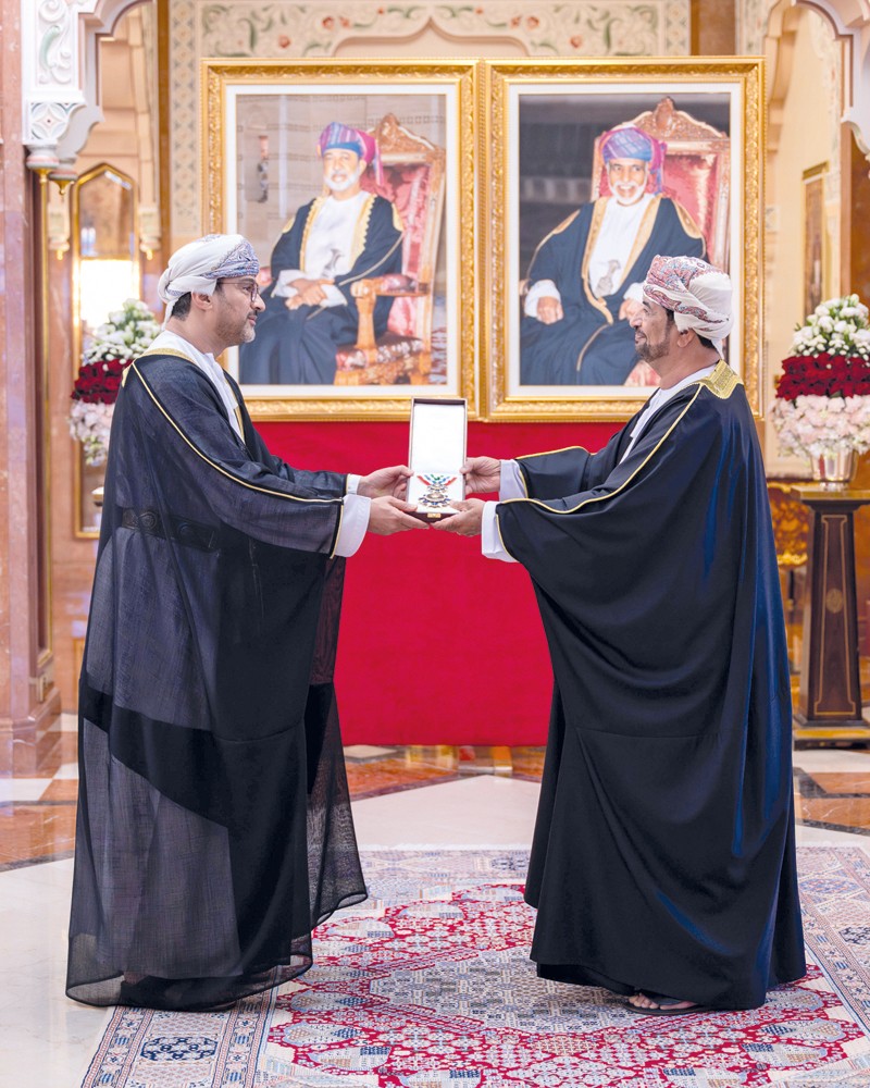 جلالة السلطان يمنح وسام عمان العسكري لعدد من كبار الضباط والإشادة السلطانية لعدد من أصحاب الفضيلة والسعادة