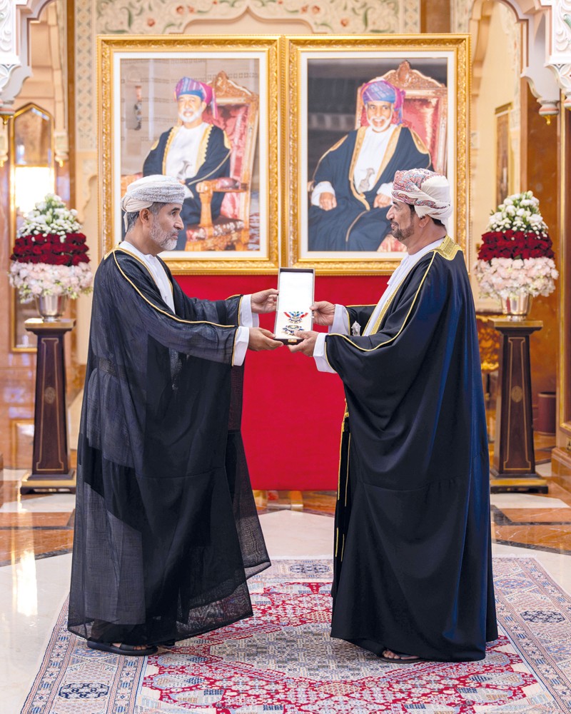 جلالة السلطان يمنح وسام عمان العسكري لعدد من كبار الضباط والإشادة السلطانية لعدد من أصحاب الفضيلة والسعادة