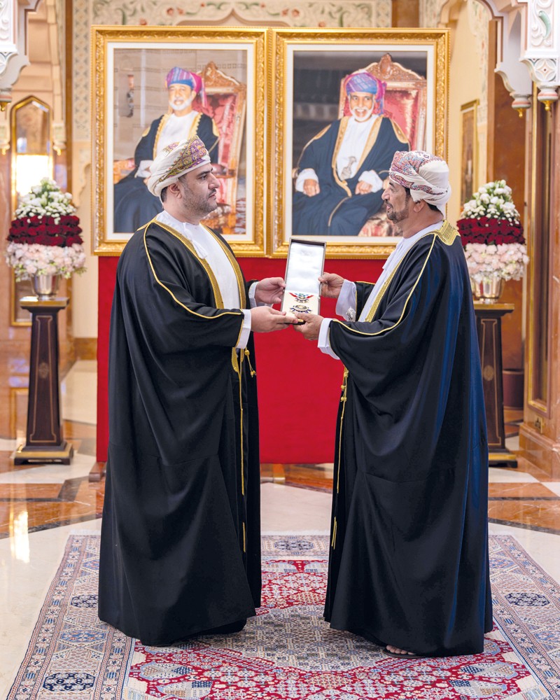 جلالة السلطان يمنح وسام عمان العسكري لعدد من كبار الضباط والإشادة السلطانية لعدد من أصحاب الفضيلة والسعادة