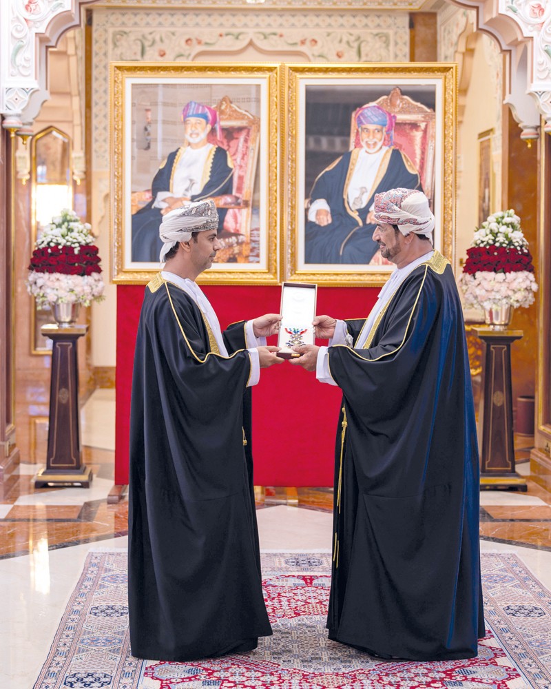 جلالة السلطان يمنح وسام عمان العسكري لعدد من كبار الضباط والإشادة السلطانية لعدد من أصحاب الفضيلة والسعادة