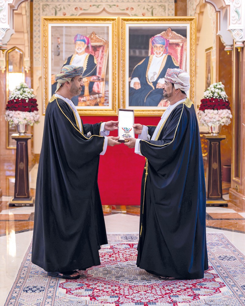 جلالة السلطان يمنح وسام عمان العسكري لعدد من كبار الضباط والإشادة السلطانية لعدد من أصحاب الفضيلة والسعادة