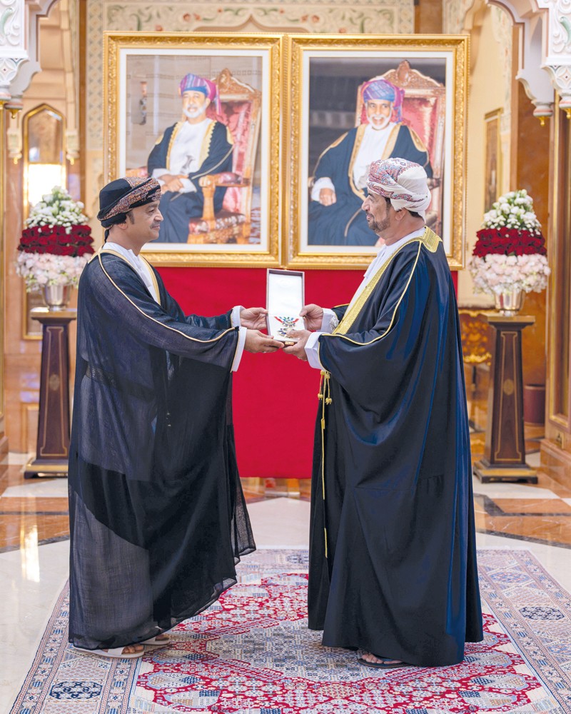 جلالة السلطان يمنح وسام عمان العسكري لعدد من كبار الضباط والإشادة السلطانية لعدد من أصحاب الفضيلة والسعادة